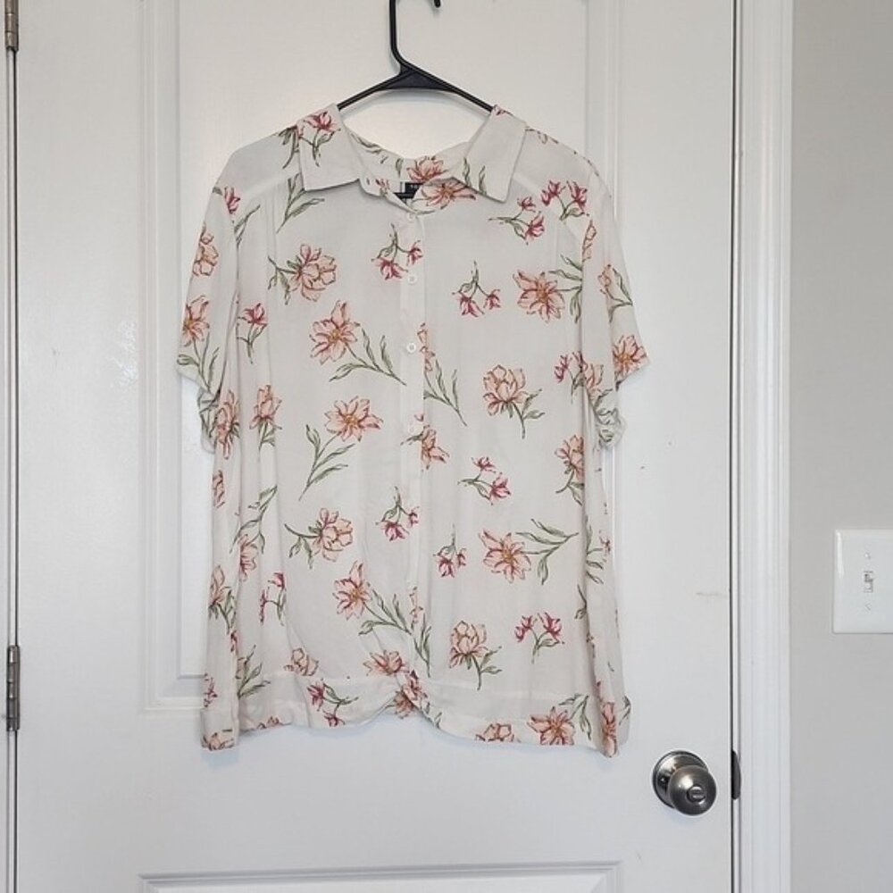 TORRID short sleeve tie front Blouse Size 2X